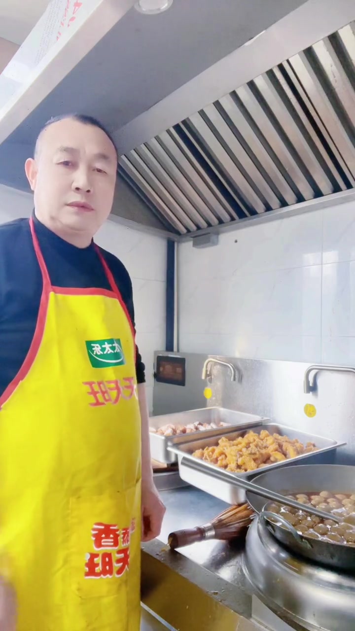 员工餐，今天做红烧肉，红烧鱼快，火锅牛肉丸