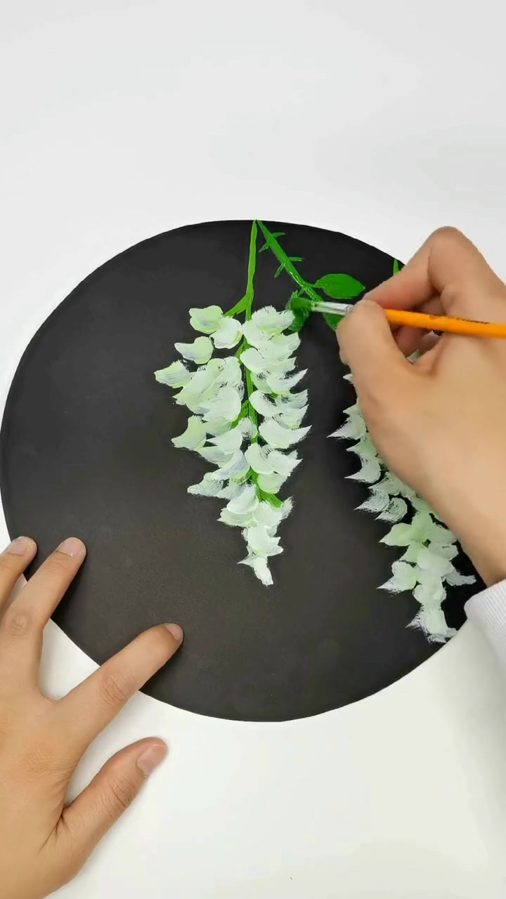 用水粉画漂亮的白色洋槐花