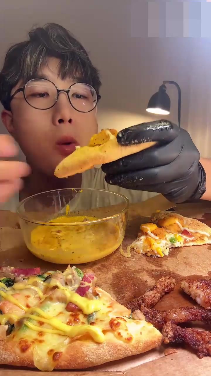 达美乐的披萨还怪好吃的哩