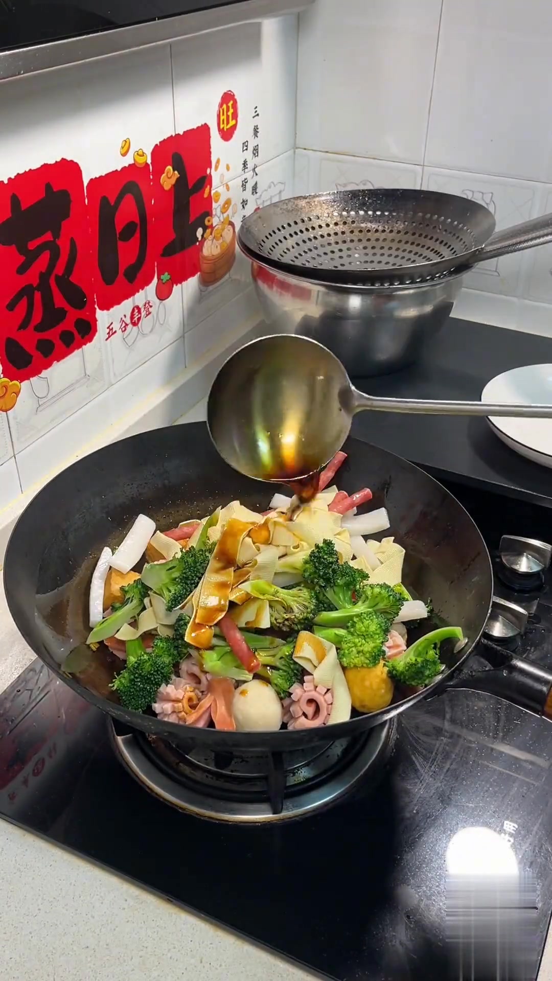 吃火锅剩的丸子和素菜炒一起，就是一盘很下饭的麻辣香锅