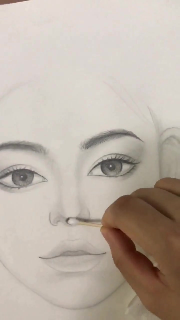用棉签简单擦出美女的素描，素描画入门教程