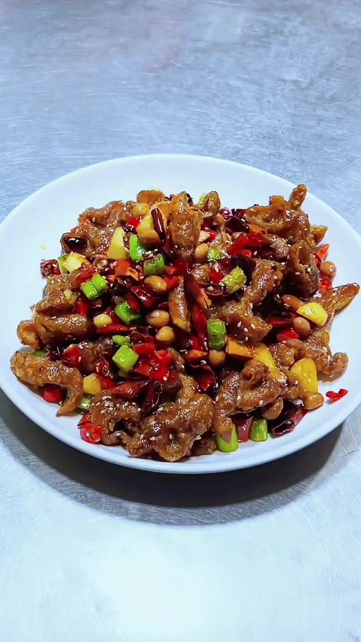 干煸肥肠巨下饭，做法简单快试试！干煸肥肠真的嘎嘎好吃，配饭一绝！做法还超简单，值得一试～#