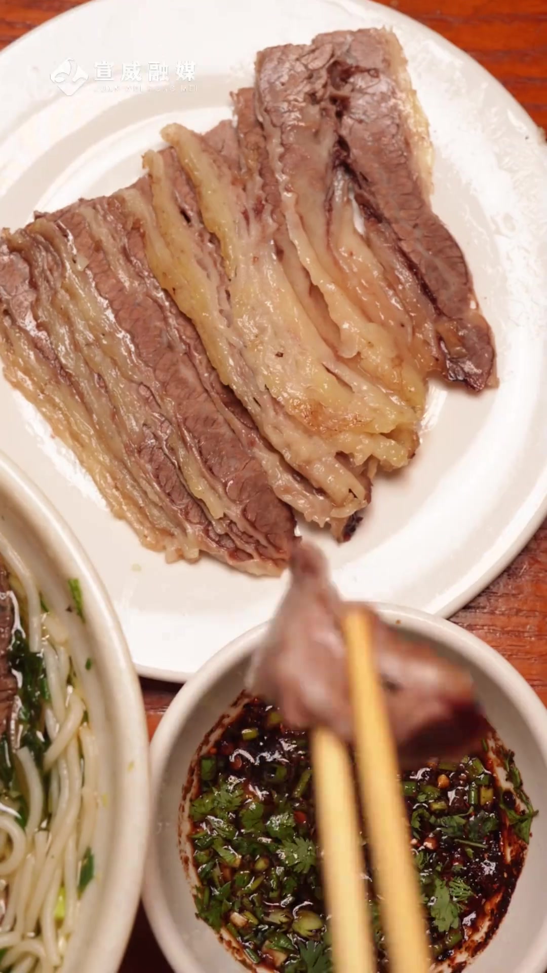 宣威人早起就为了这一碗牛肉米线