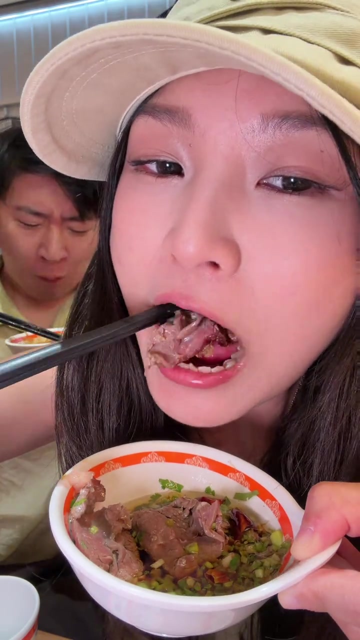 大馋情侣在北京畅享潮汕牛肉火锅