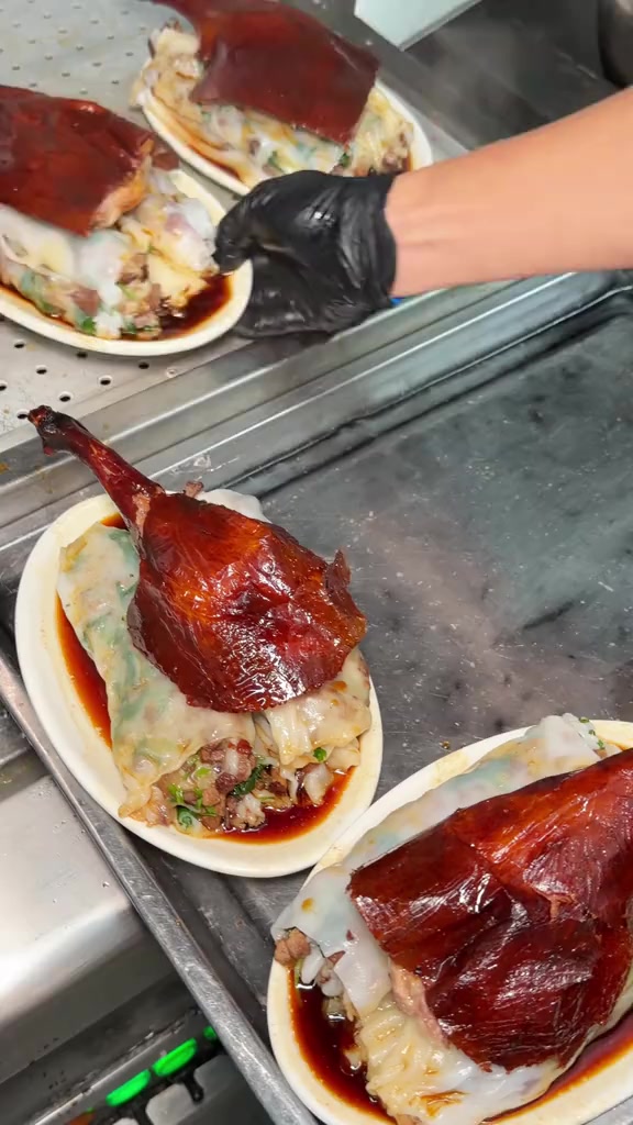 吃不吃一整只烧鹅腿肠粉！