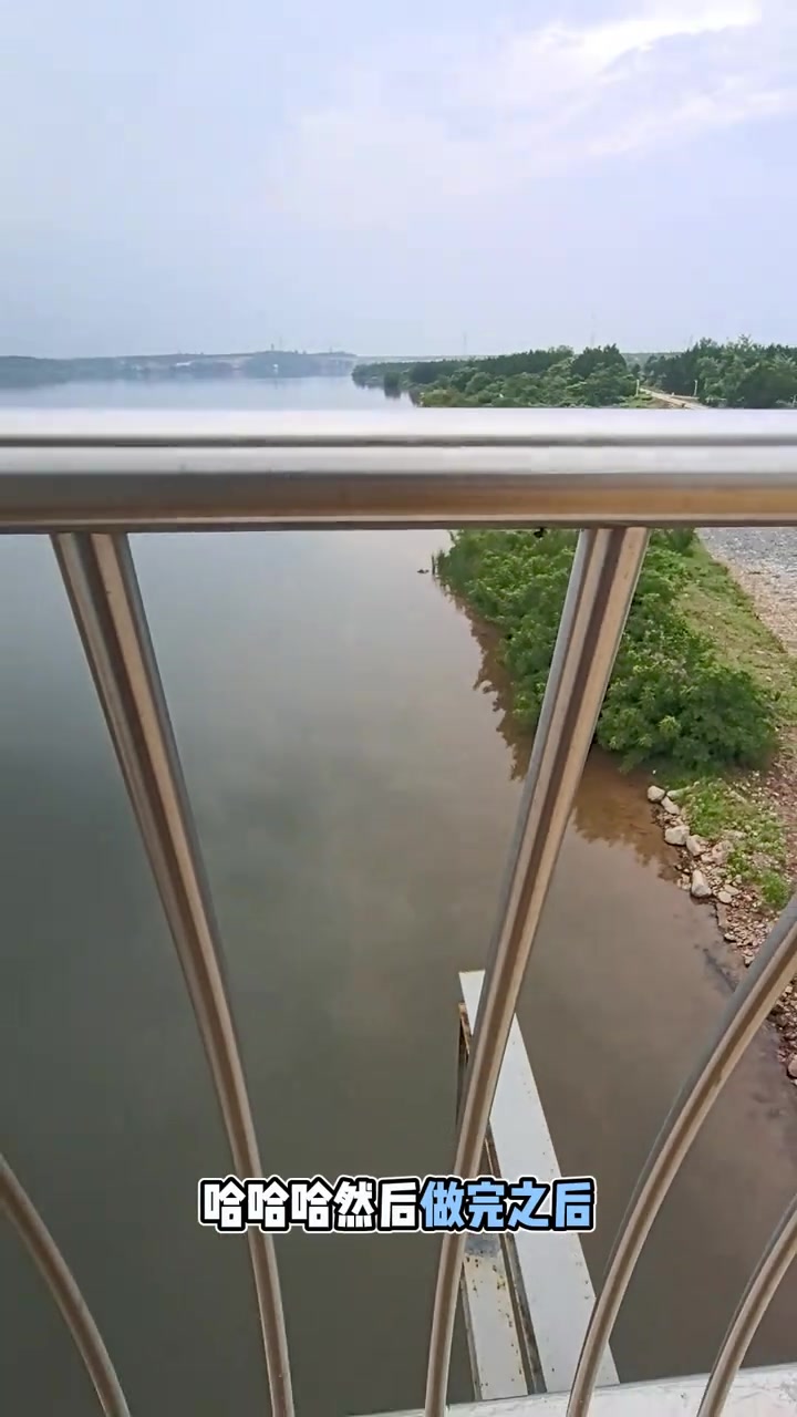 澄江大桥有惊喜，这里水质清可见鱼，一半城一半山水