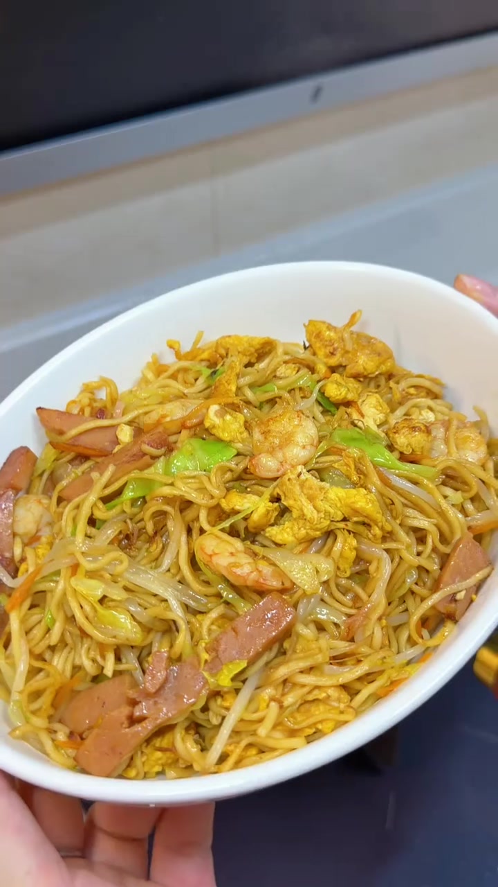 今天午餐简简单单做了炒方便面，搭配一碗清爽的冬瓜肉丸汤，美味～