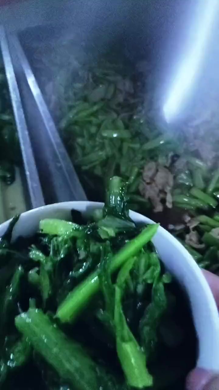 食堂打菜多道家常菜品依次盛入碗中