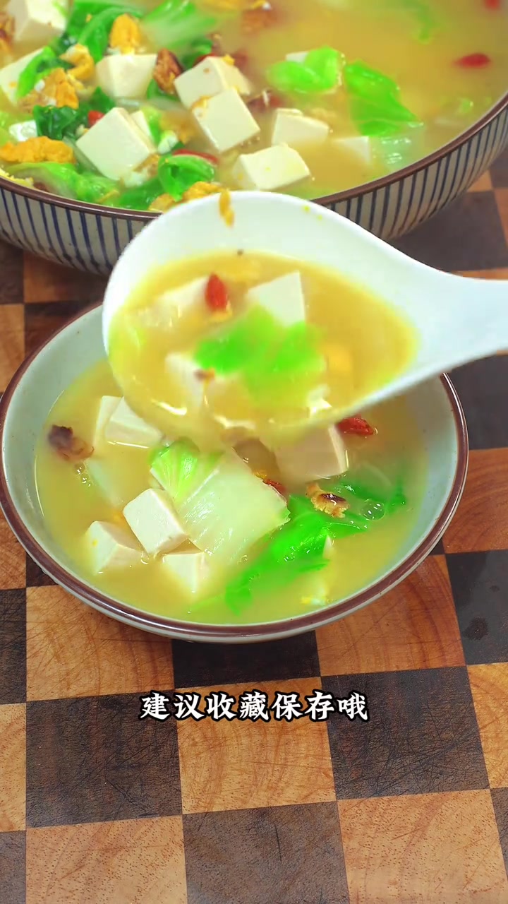 白菜豆腐汤 老话说白菜豆腐保平安，春夏季记得要和这个白菜豆腐三鲜汤#白菜豆腐三鲜汤 #豆腐