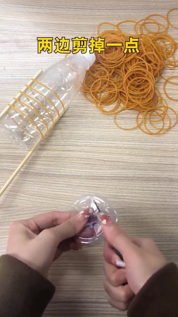 喝完水的塑料瓶别扔，加橡皮筋做动力小船，超简单