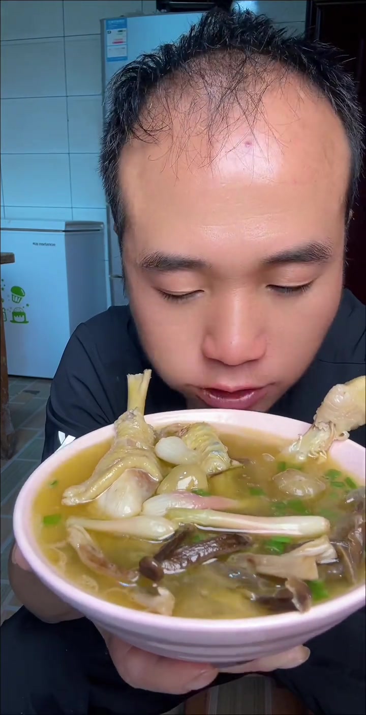 自家养的土鸡，鹿茸菇鸡汤太香！
