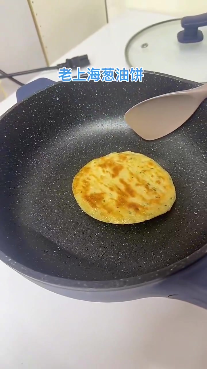 展示老上海葱油饼制作与食用全过程