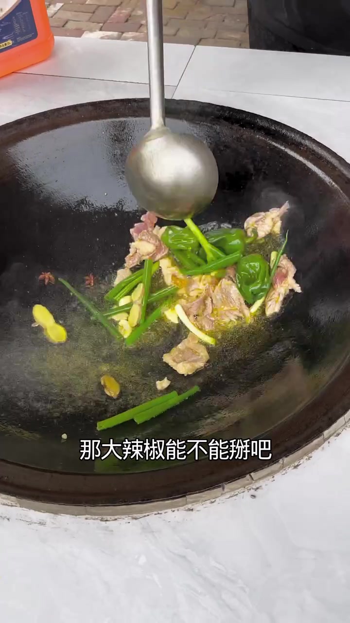 鸭嘴鲟鱼搭配榆黄菇馅包子，农村美食生活