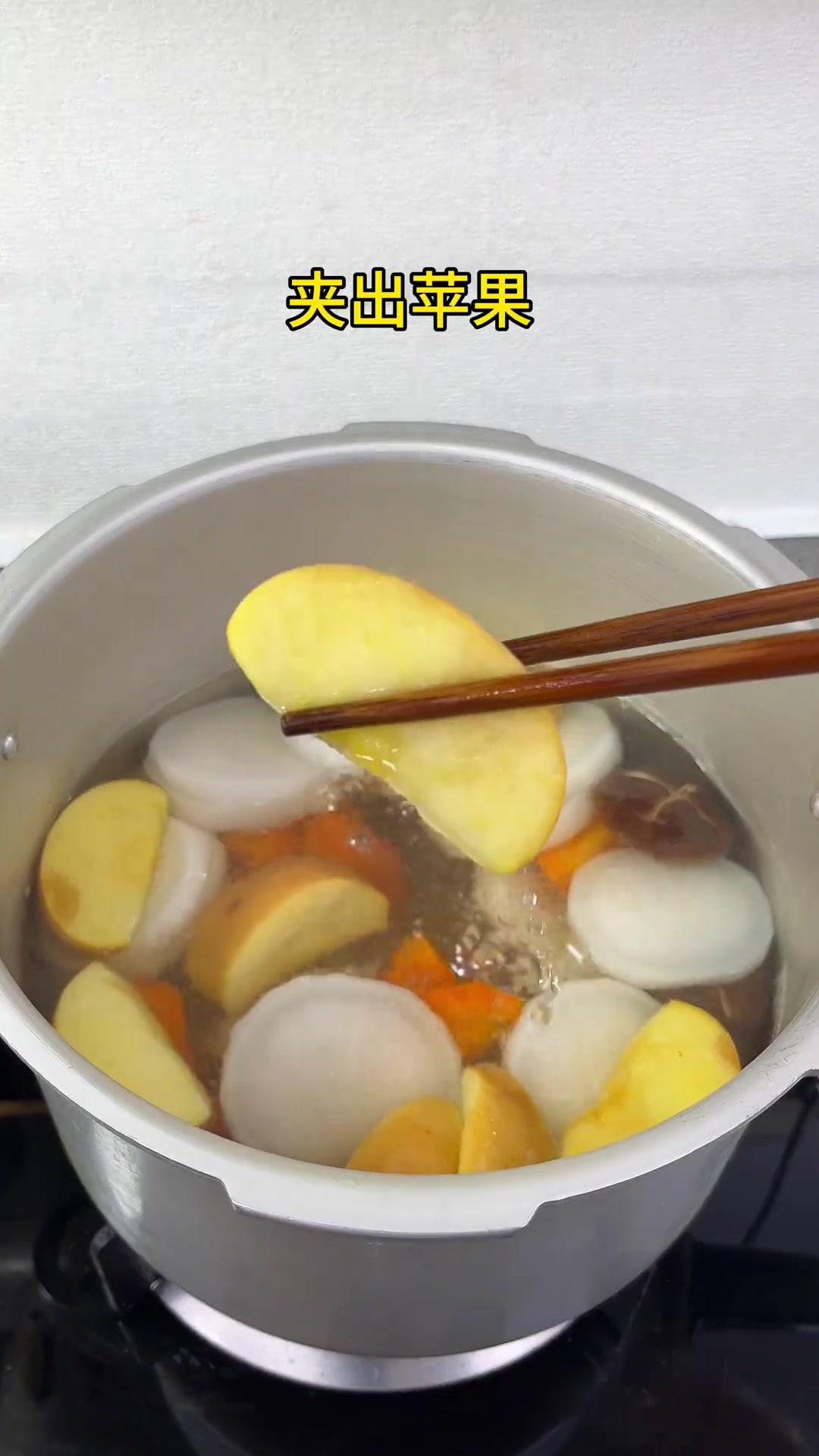 只需要用几种食材就可以做出便利店同款关东煮，汤底鲜甜好喝，巨香巨好吃#关东煮 #自制关东煮