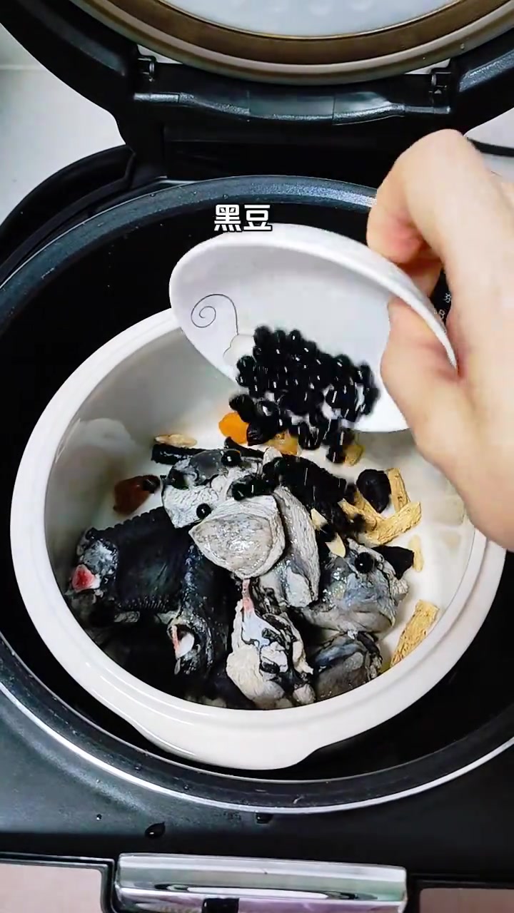 养生健康：姨妈后喝黑豆熟地乌鸡汤，滋补养生
