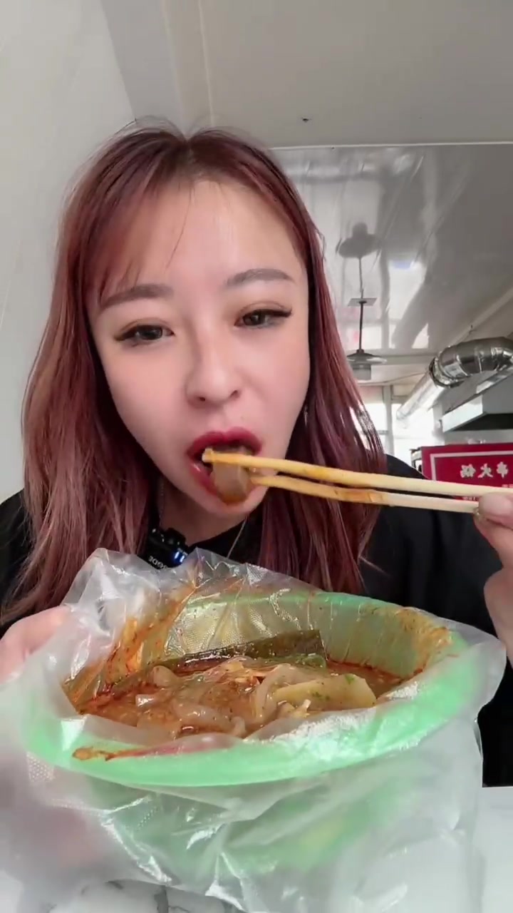 探访浇卤串串香店铺尝各类美味食材
