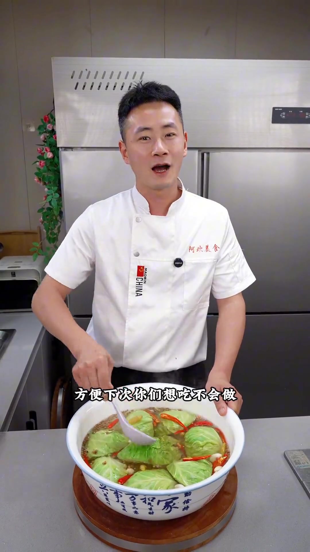 包菜用开水烫一下，解锁简单好吃的泡菜新做法，酸爽开胃