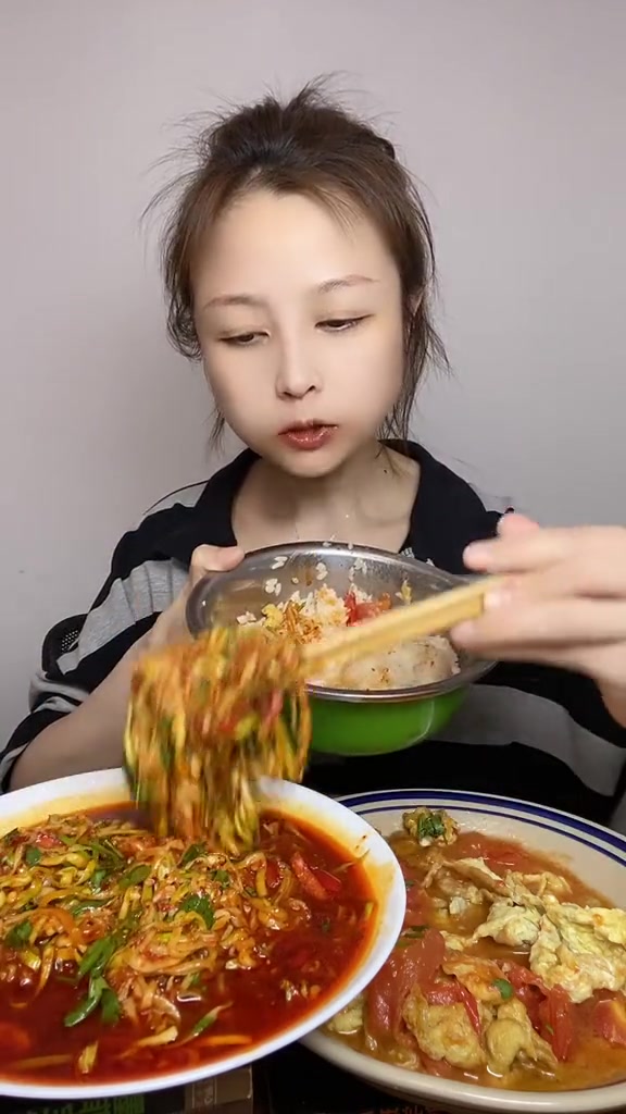 享用蒜蓉菜心番茄炒蛋配米饭家常菜