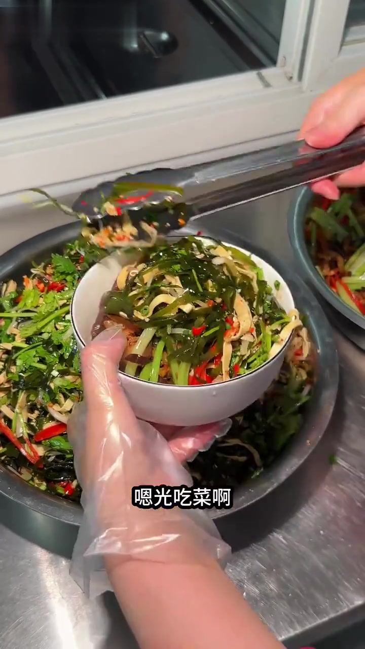 90后宝妈分享工地大锅饭荤素搭配心得，实惠又管饱