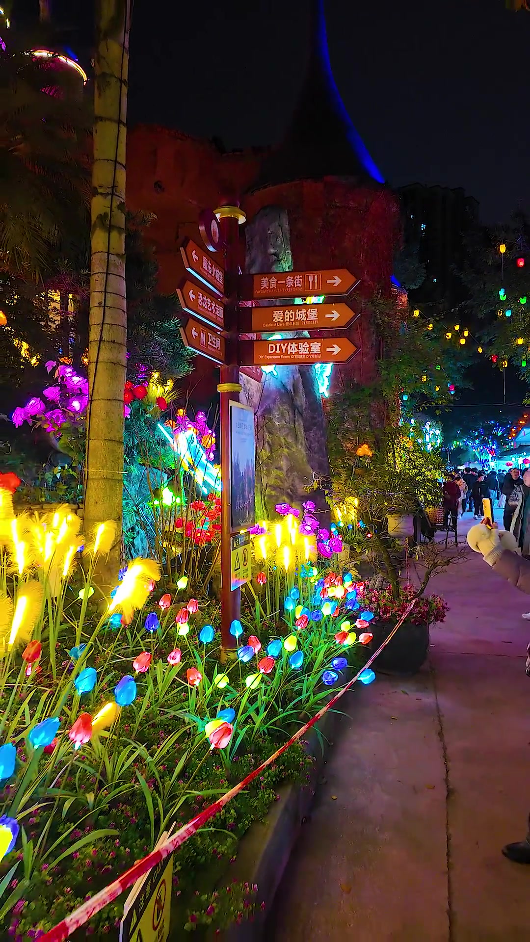 重庆千灯之夜在大渡口华生园梦幻王国开启，近看灯会
