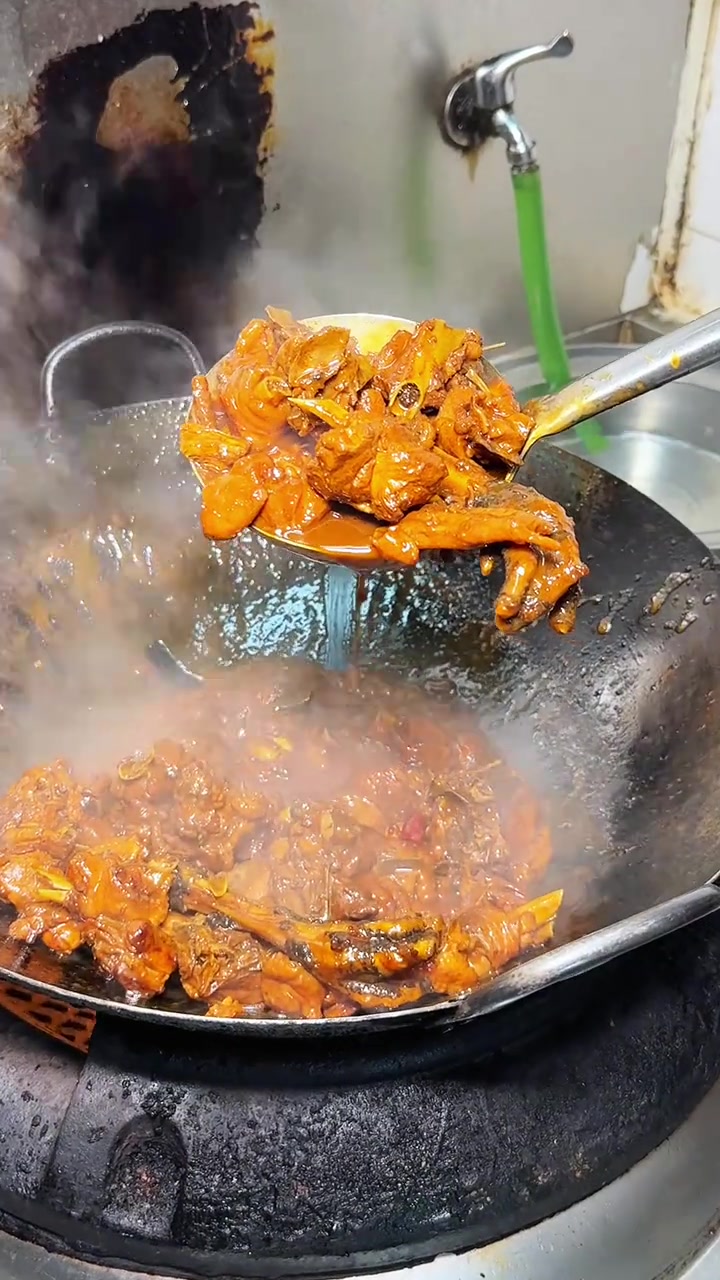 炒特色炒鸡酱，酱香浓郁麻辣鲜香
