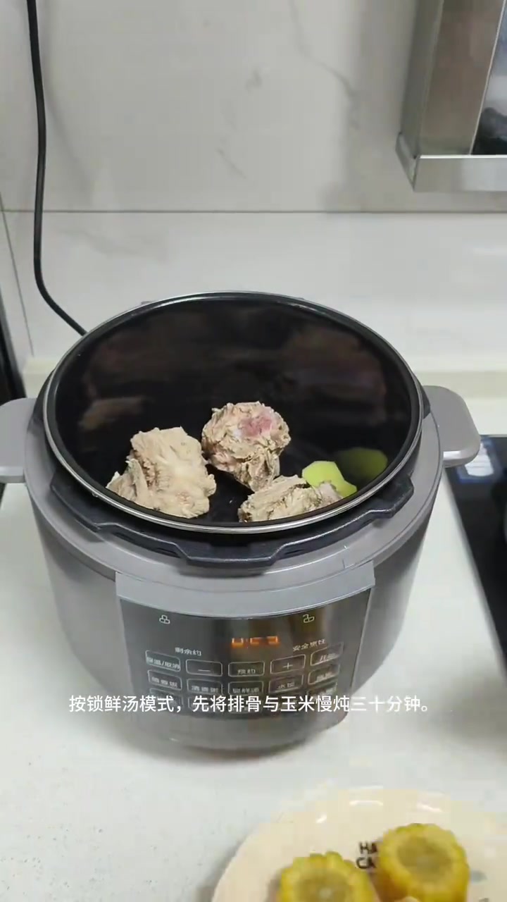 母亲节，为妈妈做的暖心玉米红萝卜排骨汤
