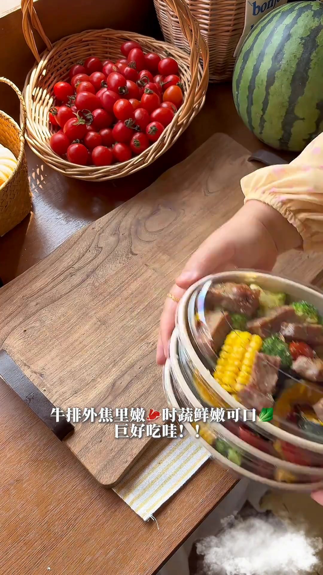 初夏野餐盒子里有夏天的第一颗西瓜小龙虾牛排烤时蔬