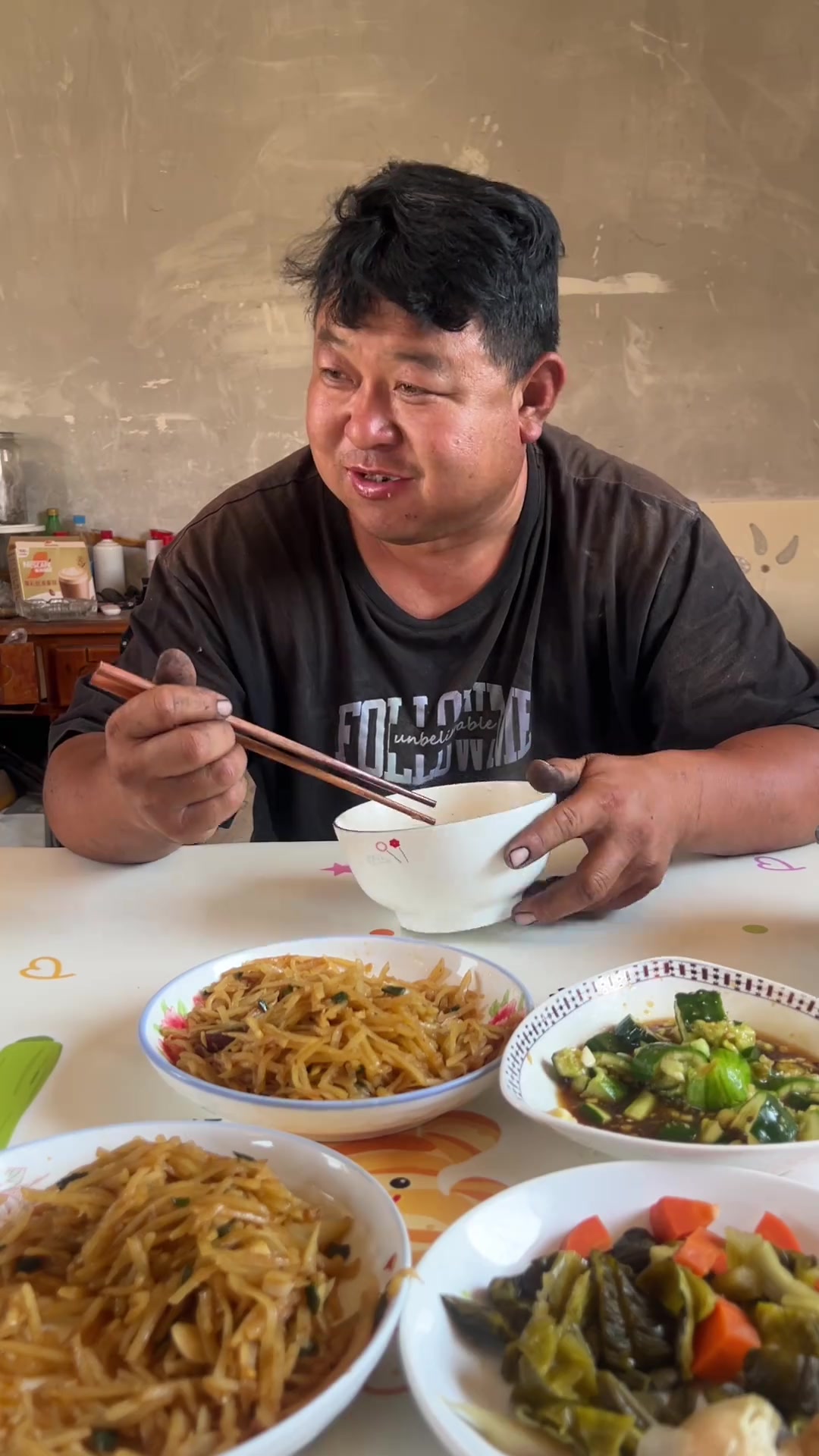 大热天，一碗米饭一盘土豆丝，简单过日子