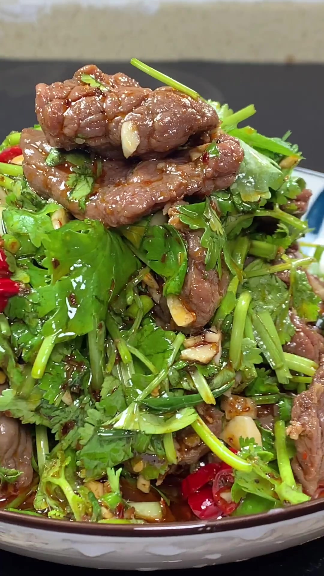 凉拌牛肉怎么做才滑嫩好吃，饭店二厨教你