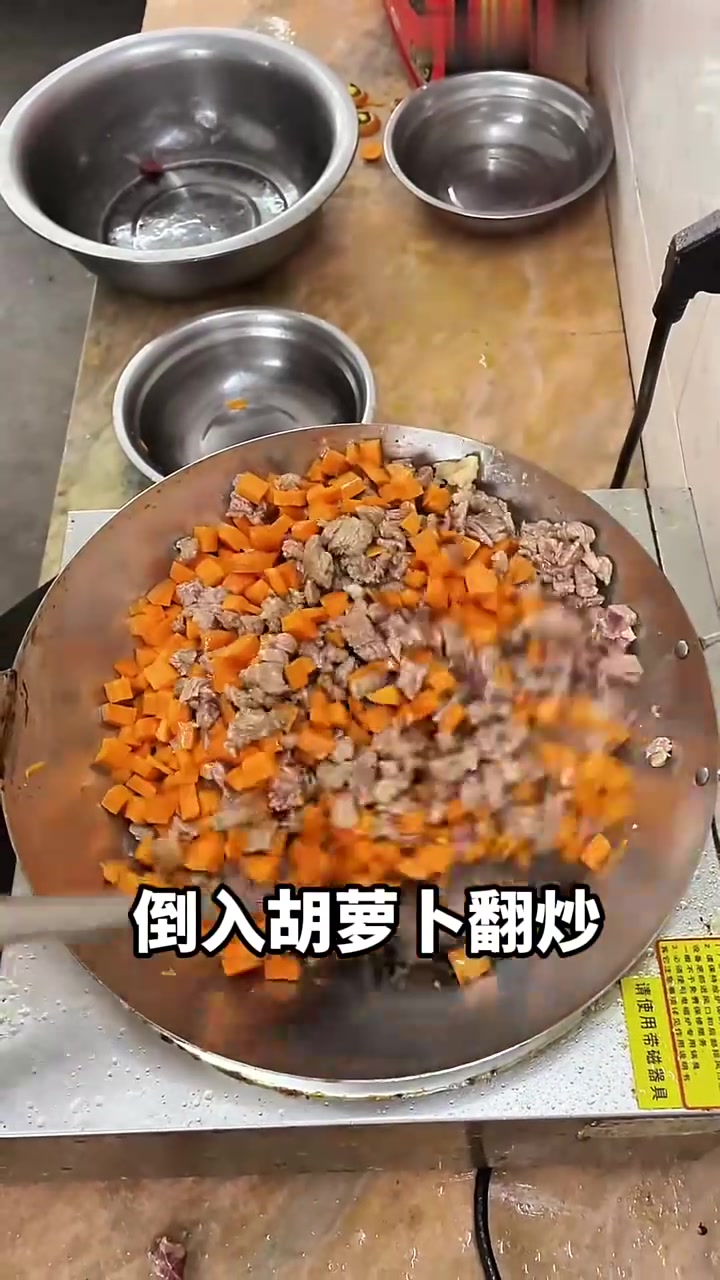 给生病的黑狮炖点山药牛肉羹调理一下肠胃，太香了，巴氏三兄弟也吃的津津有味，巴仟巴万还差点干