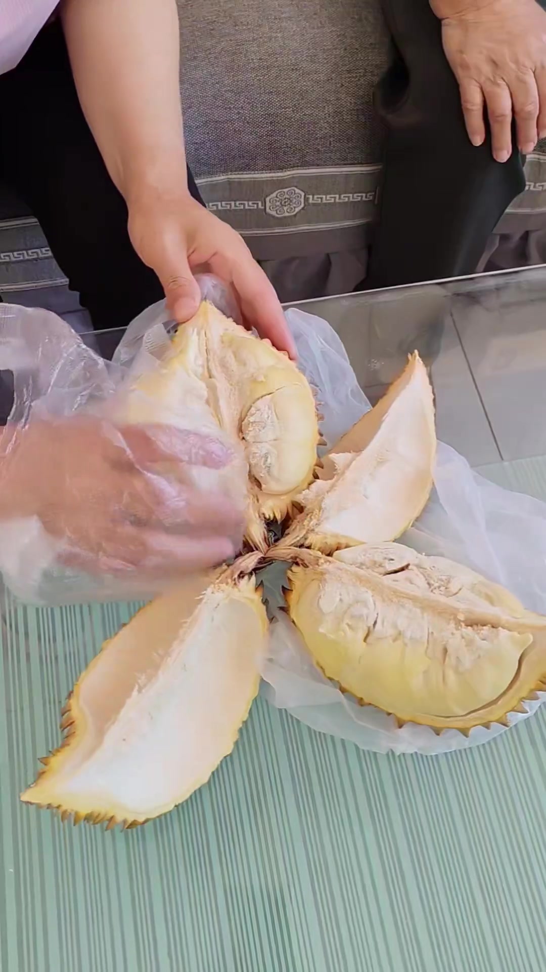 老胡买的榴莲还挺好，农村生活真实记录