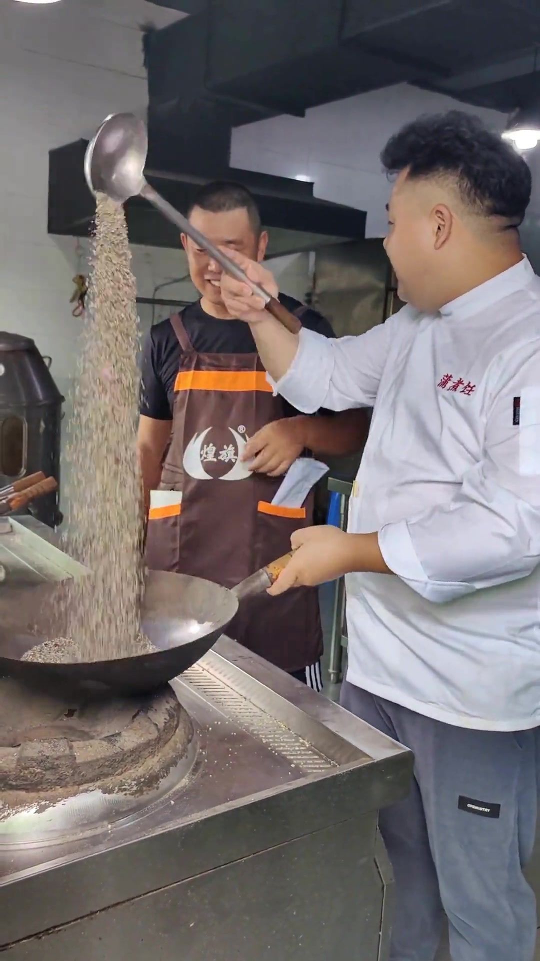 餐饮培训的抛锅颠锅基本教学，手把手教你炒菜技巧