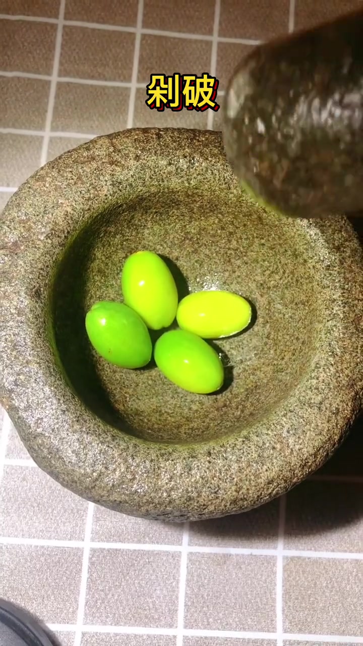 夏天喝青橄榄石斛鲍鱼排骨汤，寓意苦尽甘来