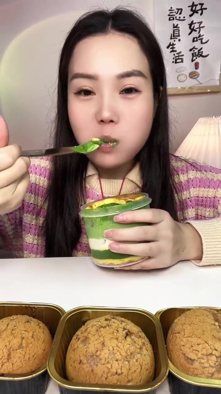 品尝虎皮卷罐子蛋糕泡芙等美味甜品