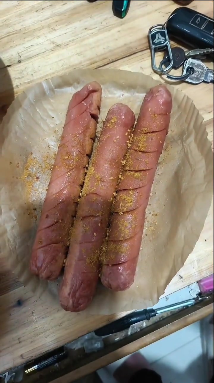 空气炸锅火腿肠，洒点孜然粉味道好极了