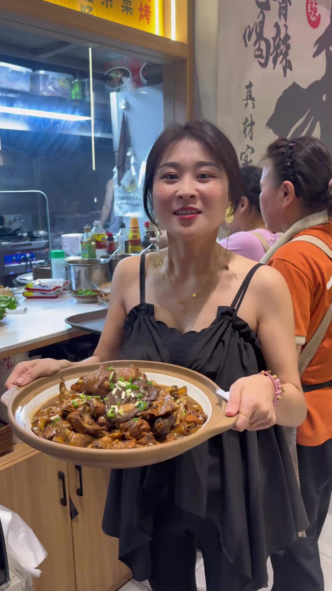 上菜了！有生砂锅菜品繁多，粉丝朋友们想吃点啥