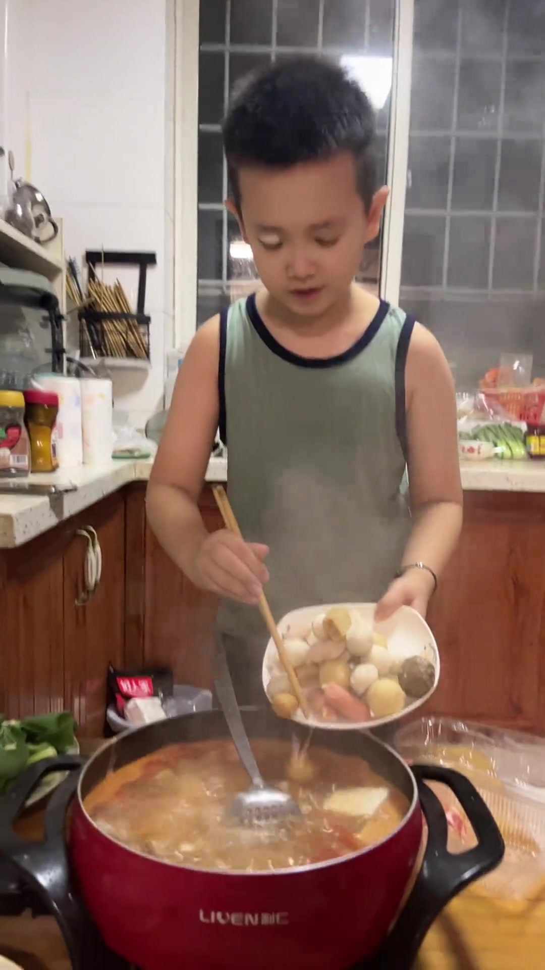 会做饭的小孩在家做火锅，好吃到减不了肥