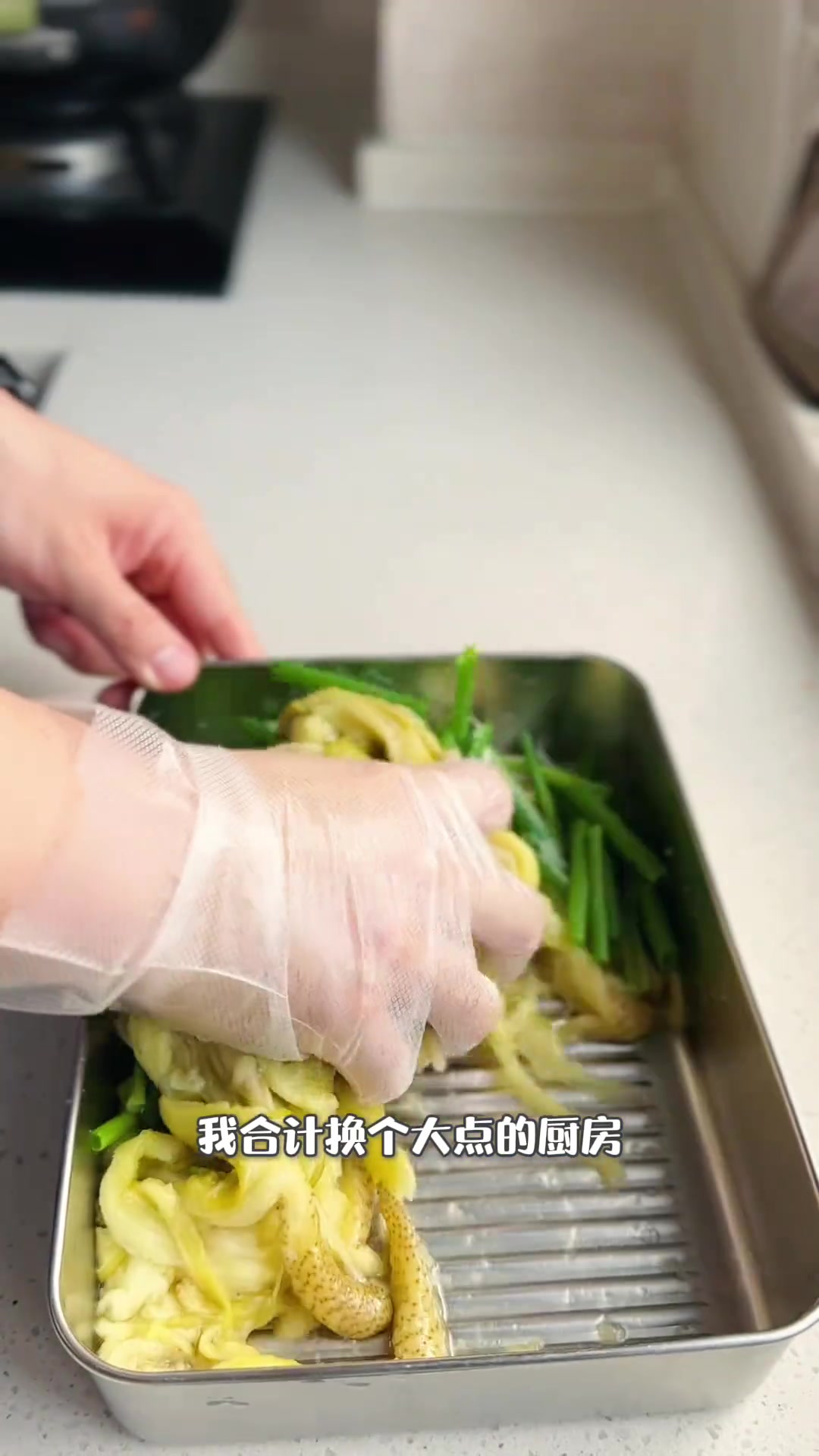 东北肉嘟嘟脂包肌壮爷们的晚餐 榨菜肉丝米粉 小酥肉 黄瓜拌素鸡#人夫感 #脂包肌 #反差 
