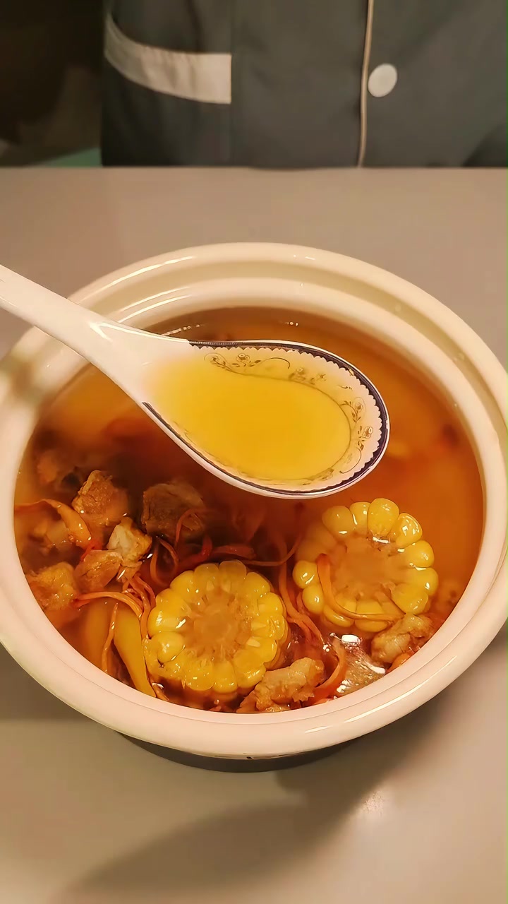 养生健康：虫草花玉米排骨汤，清甜鲜香