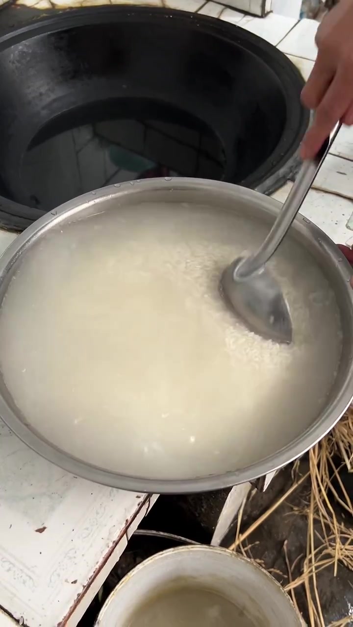 老妈做的小鸡炖土豆蘑菇焖饭带锅巴