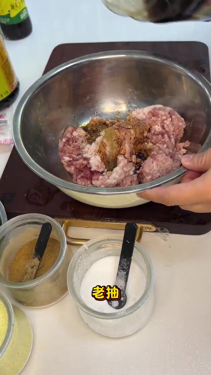 春天第一顿饺子，槐花饺子鲜掉眉毛，怎么吃都不腻