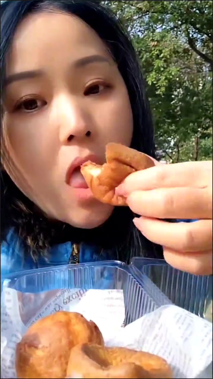 法式脆皮蛋糕探店品尝松软美味糕点