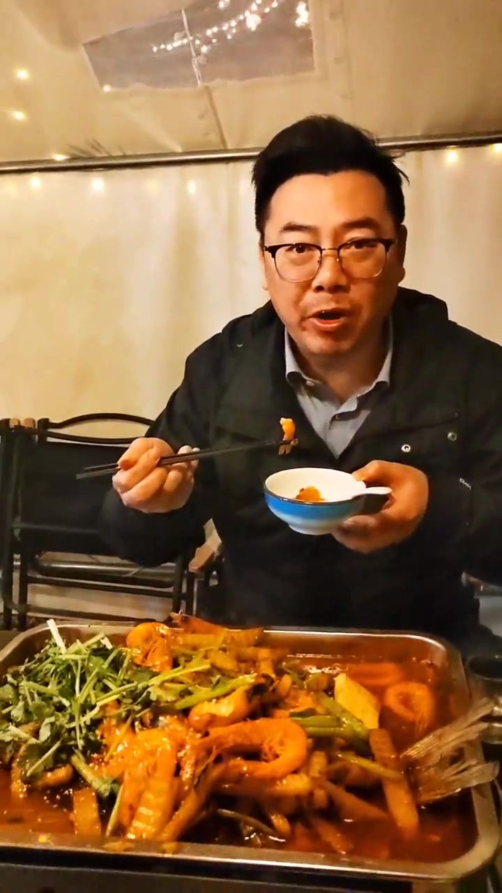 帐篷风格餐厅内品尝香辣干锅虾美食