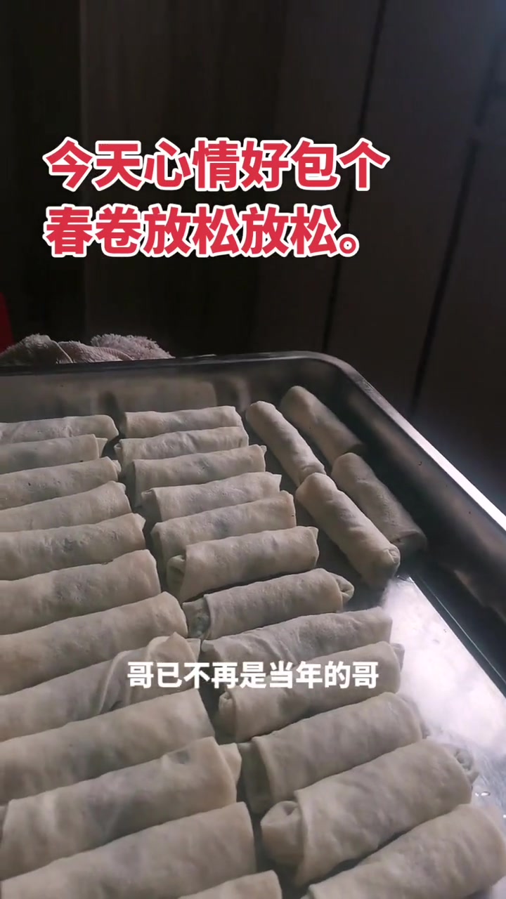 展示手工春卷的馅料与包制成品样貌