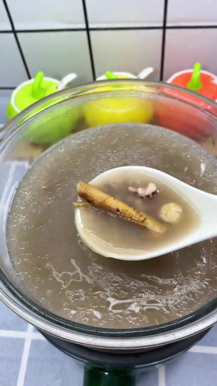 养生健康：五指毛桃茯苓排骨汤，多煲来喝好