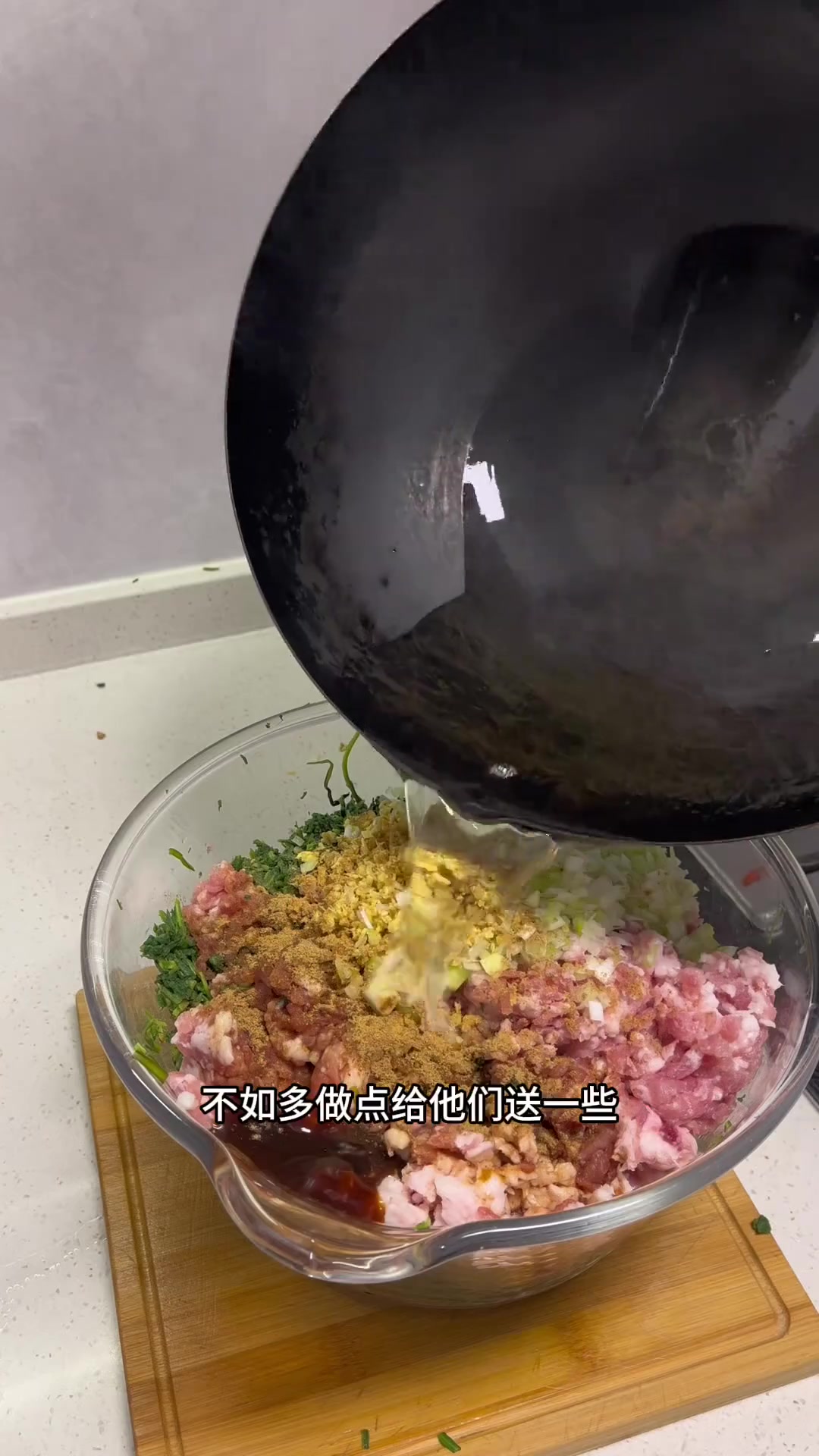 傍晚批发市场捡菜，蒸荠菜茄子包子送保洁阿姨