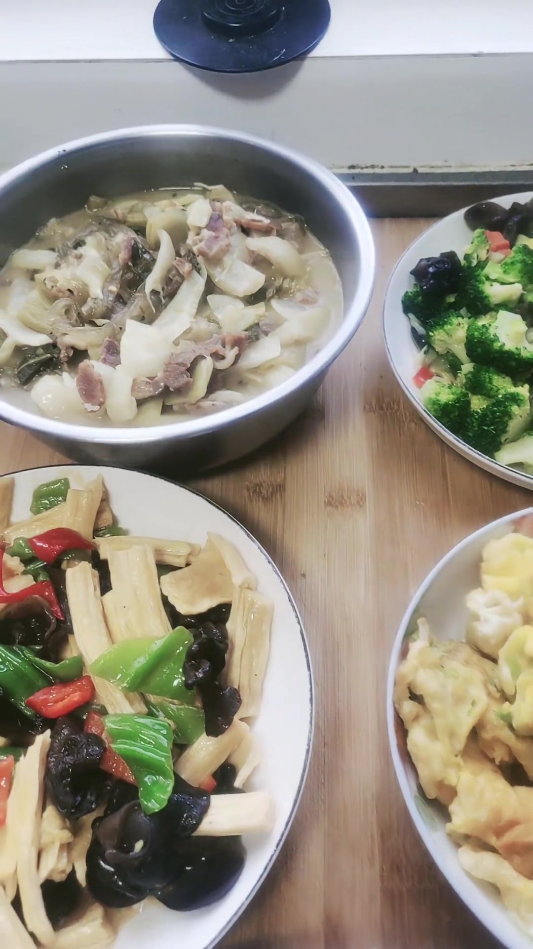 羊肉烧酸菜，西兰花拌木耳，腐竹炒青椒，清蒸鲈鱼，青蒜炒鸡蛋
