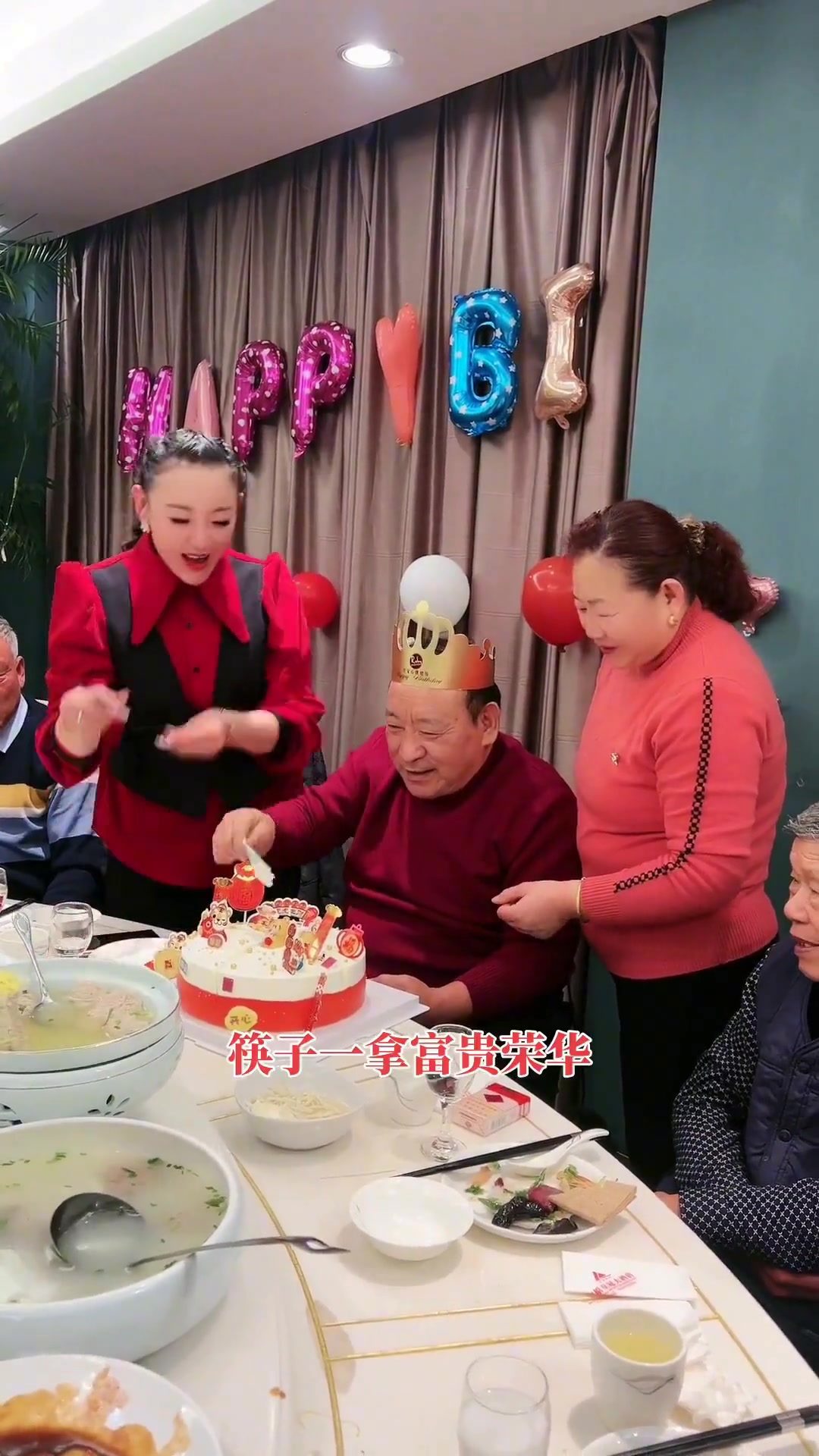 给爸爸过生日时的切蛋糕仪式感很重要