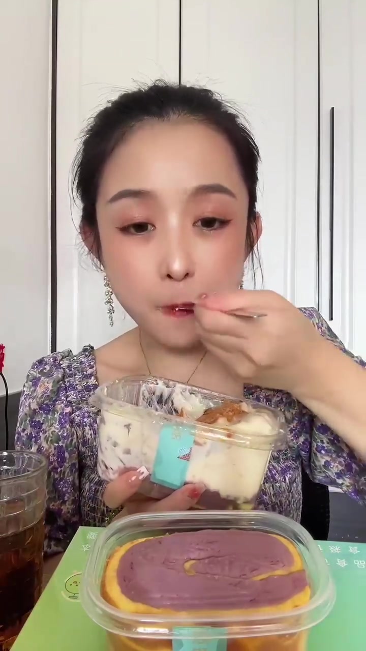 品尝红豆油炸糕及芋泥肉松盒子蛋糕