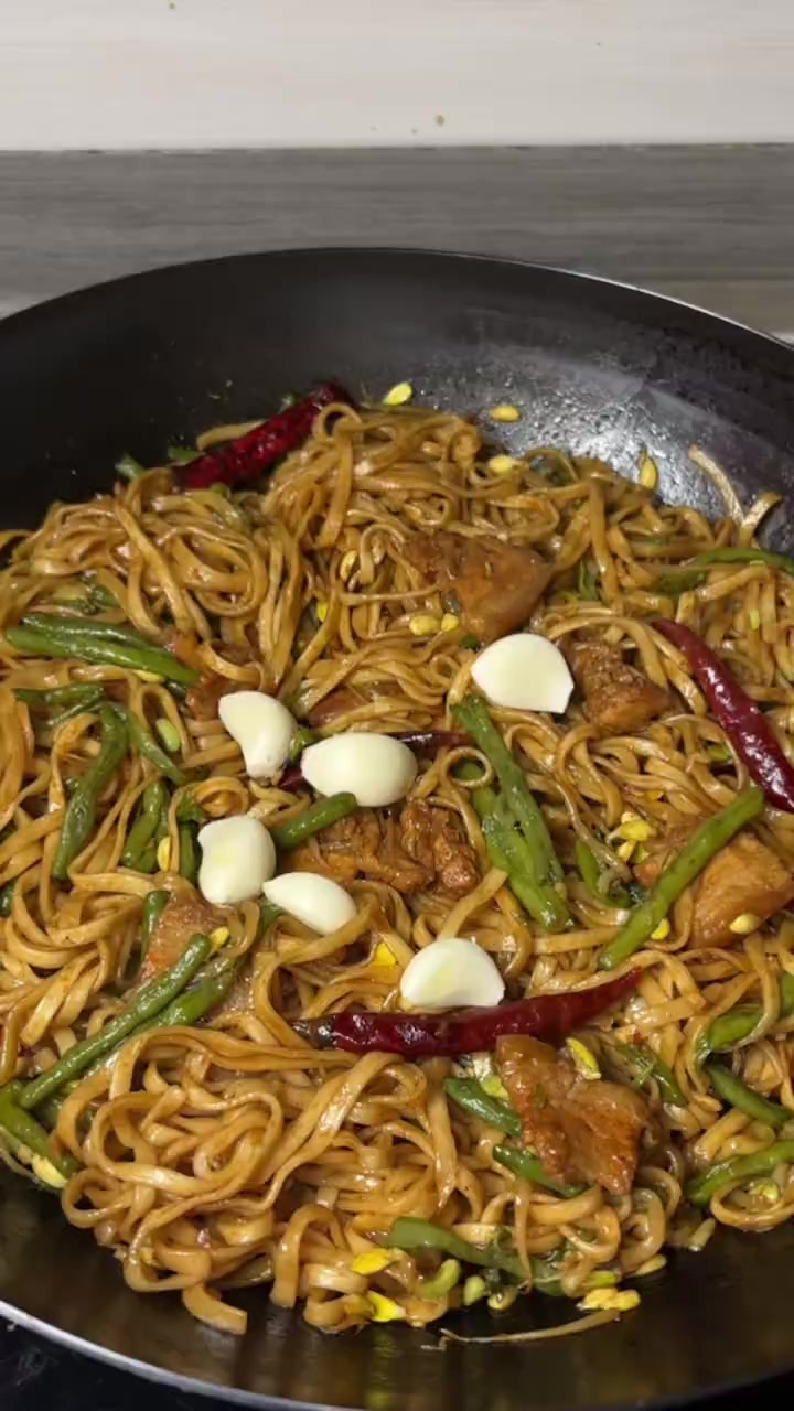 豆角焖面家常便饭豆角焖面，有肉有菜有主食，软香筋道又好吃，上两瓣蒜香味增一半